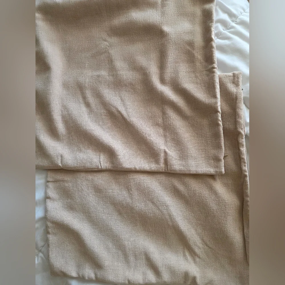 * NEW. Set‎ of Two Beige Throw Pillows 20x20